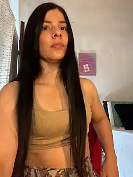 Snapshot of Estefani_32 chatting on July 15, 2026, 2:13 pm Estefani 32 online show from July 15, 2026, 2:13 pm
