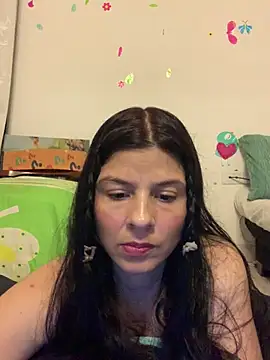Estefani 32 online show from April 29, 2026, 4:44 pm