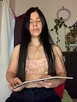 Snapshot of Estefani_32 chatting on June 29, 2026, 7:35 pm Estefani 32 online show from June 29, 2026, 7:35 pm