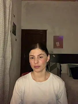 Snapshot of Estefani_32 chatting on July 17, 2026, 3:04 am Estefani 32 online show from July 17, 2026, 3:04 am