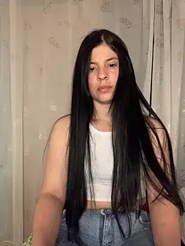Snapshot of Estefani_32 chatting on June 28, 2026, 4:24 pm Estefani 32 online show from June 28, 2026, 4:24 pm