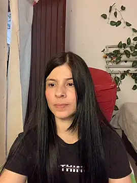 Snapshot of Estefani_32 chatting on June 23, 2026, 5:22 pm Estefani 32 online show from June 23, 2026, 5:22 pm