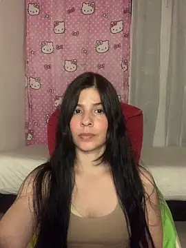 Snapshot of Estefani_32 chatting on June 21, 2026, 7:30 pm Estefani 32 online show from June 21, 2026, 7:30 pm