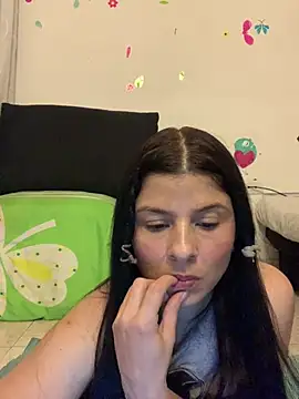 Estefani 32 online show from April 27, 2026, 7:01 pm
