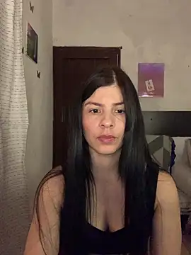Snapshot of Estefani_32 chatting on July 17, 2026, 4:48 pm Estefani 32 online show from July 17, 2026, 4:48 pm