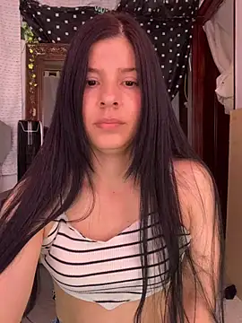 Snapshot of Estefani_32 chatting on June 25, 2026, 5:29 pm Estefani 32 online show from June 25, 2026, 5:29 pm