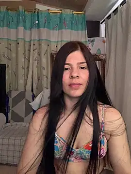 Snapshot of Estefani_32 chatting on July 31, 2026, 8:39 pm Estefani 32 online show from July 31, 2026, 8:39 pm
