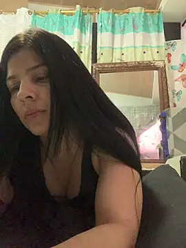 Snapshot of Estefani_32 chatting on August 3, 2026, 7:09 pm Estefani 32 online show from August 3, 2026, 7:09 pm