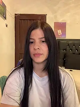 Snapshot of Estefani_32 chatting on July 24, 2026, 2:24 pm Estefani 32 online show from July 24, 2026, 2:24 pm