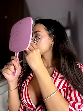 DulceLenns online show from December 22, 2025, 6:30 pm