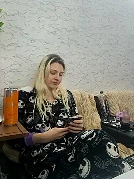 Snapshot of ScarletCallings420 chatting on January 17, 2026, 2:04 am ScarletCallings420 online show from January 17, 2026, 2:04 am