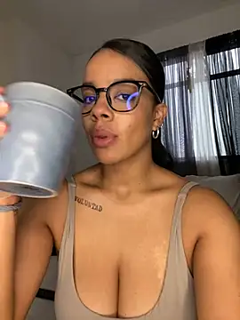 Snapshot of trianawhite chatting on July 21, 2026, 2:18 pm trianawhite online show from July 21, 2026, 2:18 pm