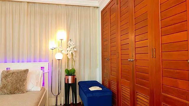 lissetlong69 online show from September 12, 2025, 11:26 pm