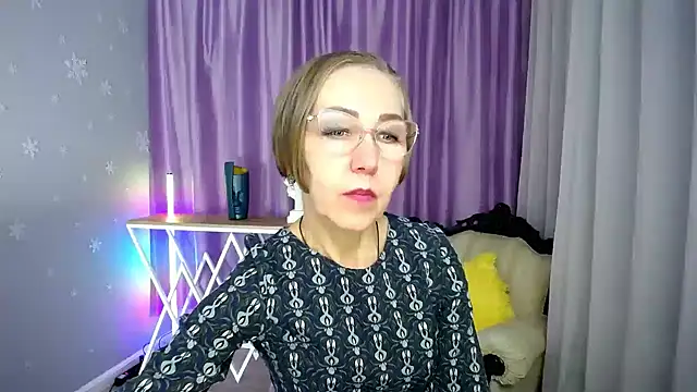 queen a n i online show from October 5, 2025, 7:32 am