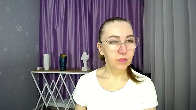 queen a n i online show from March 23, 2025, 6:58 am