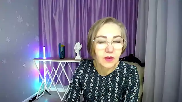 queen a n i online show from October 14, 2025, 12:39 pm