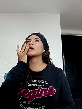 karolkim022 online show from October 8, 2025, 6:41 pm