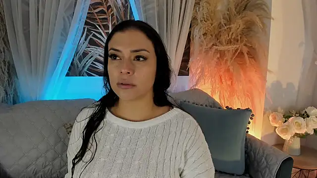 Nicolle W online show from June 1, 2026, 11:43 am