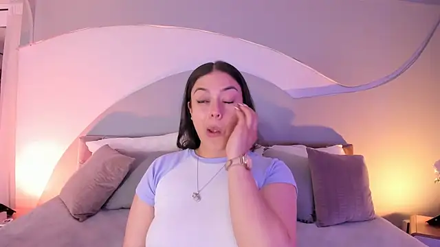 Nicolle W online show from September 11, 2025, 11:54 am