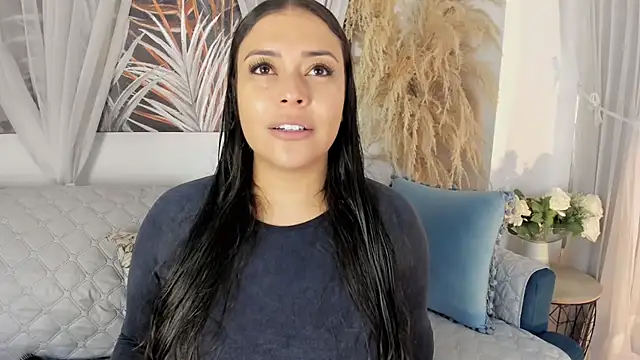 Nicolle W online show from June 30, 2026, 11:43 am