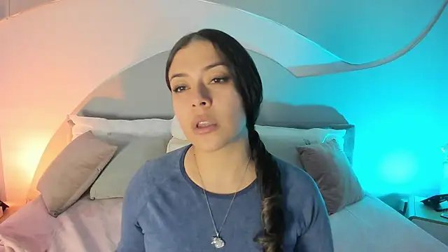 Nicolle W online show from September 15, 2025, 12:05 pm