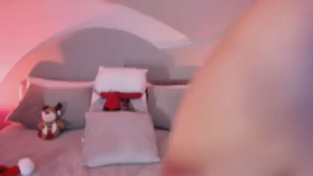 Nicolle W online show from December 18, 2025, 11:58 am