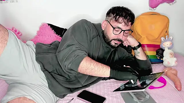 johnnyalx online show from December 1, 2025, 7:26 pm