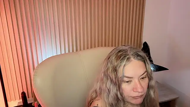 MarianL0ve online show from October 18, 2025, 11:01 am