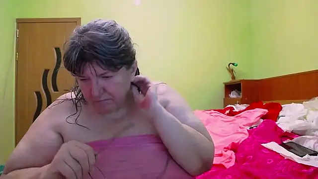 HugeTits online show from June 25, 2026, 1:36 am