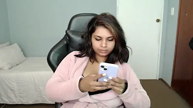 Snapshot of layla_amin chatting on July 2, 2026, 12:33 pm layla amin online show from July 2, 2026, 12:33 pm