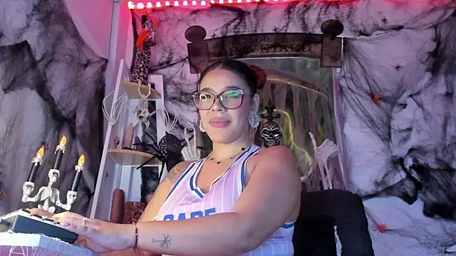 andrea lopezz  online show from October 3, 2025, 11:17 pm