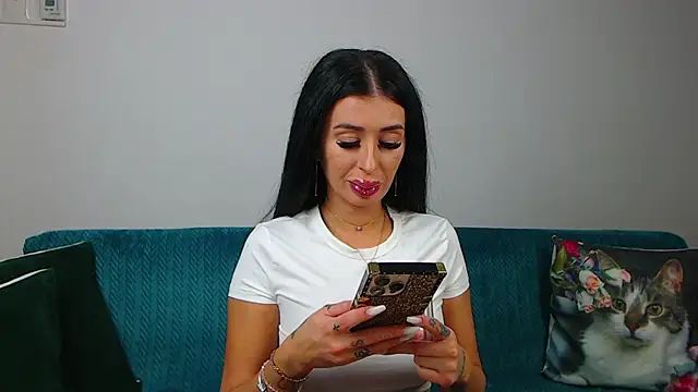 SaraDaisy online show from October 28, 2025, 5:45 pm