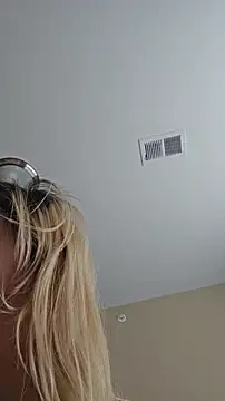 Snapshot of AmethystFoxx chatting on July 25, 2026, 4:24 pm AmethystFoxx online show from July 25, 2026, 4:24 pm