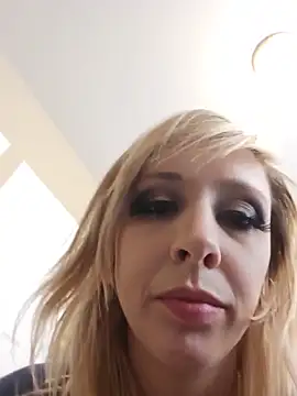 Snapshot of AmethystFoxx chatting on June 21, 2026, 5:19 pm AmethystFoxx online show from June 21, 2026, 5:19 pm