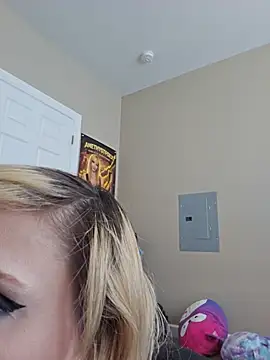 Snapshot of AmethystFoxx chatting on June 22, 2026, 6:38 pm AmethystFoxx online show from June 22, 2026, 6:38 pm