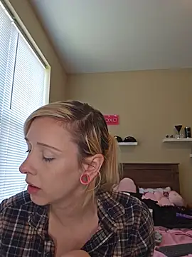 AmethystFoxx online show from June 6, 2026, 5:40 pm