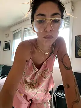 amanilouve online show from November 14, 2025, 9:46 am