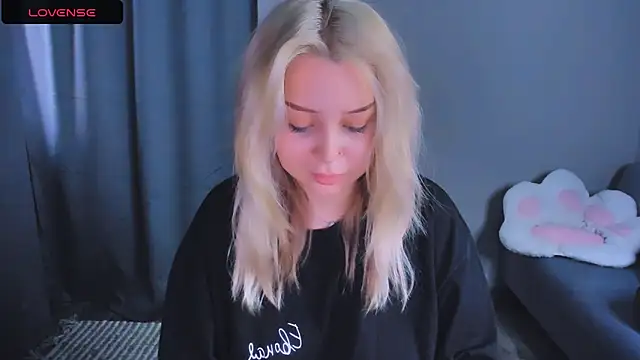 MonaLauu online show from December 15, 2025, 9:04 am