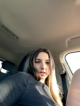 DoriDeluxe66 online show from November 28, 2025, 2:17 pm