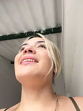 Snapshot of Sarita-candy chatting on February 17, 2025, 3:44 pm Sarita-candy online show from February 17, 2025, 3:44 pm