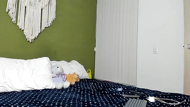 karlye 5 online show from April 19, 2026, 1:50 am