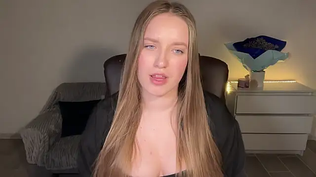 EvaMaddison online show from April 27, 2026, 7:56 pm