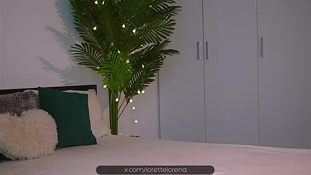 Lorettelorena online show from October 12, 2025, 6:37 am