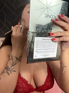 EmyLaveau online show from October 7, 2025, 9:10 am