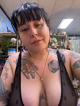 Snapshot of evacheers chatting on October 22, 2025, 10:04 am evacheers online show from October 22, 2025, 10:04 am