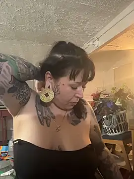 Snapshot of evacheers chatting on December 21, 2025, 10:28 am evacheers online show from December 21, 2025, 10:28 am