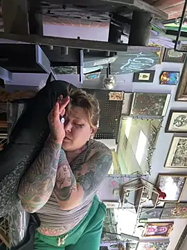 Snapshot of evacheers chatting on February 2, 2025, 10:28 pm evacheers online show from February 2, 2025, 10:28 pm