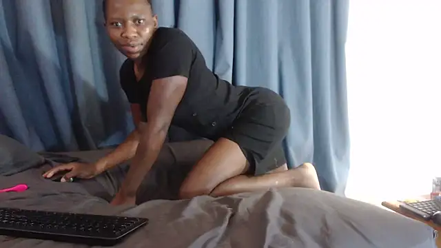 Snapshot of Sweetslender chatting on November 9, 2025, 7:56 am Sweetslender online show from November 9, 2025, 7:56 am