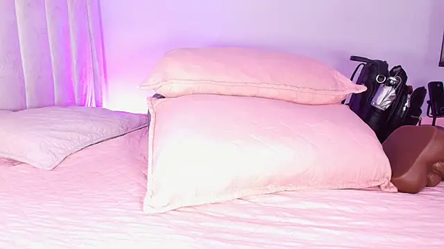 ebony-queen  online show from May 15, 2026, 3:04 am
