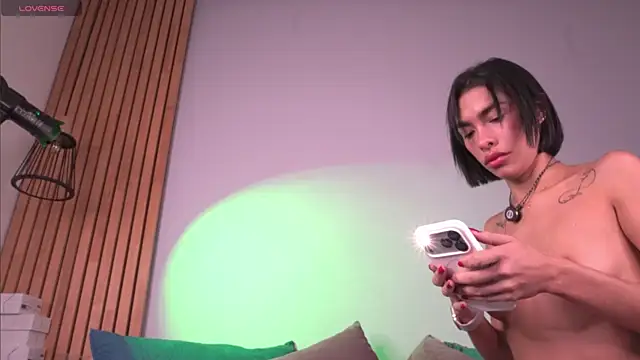 mia-reeves online show from May 5, 2026, 7:06 pm